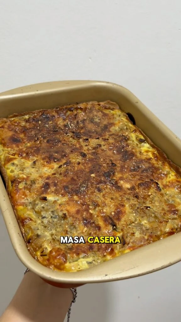 Tarta integral de queso, tomate y cebolla