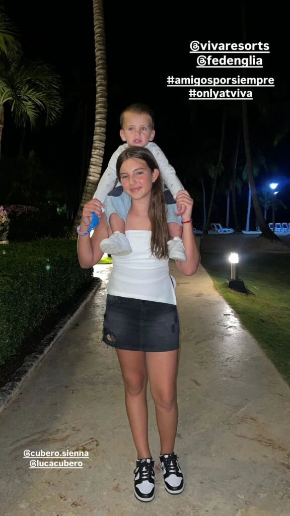 Sienna Cubero en Punta Cana, posando con su hermanito Luca