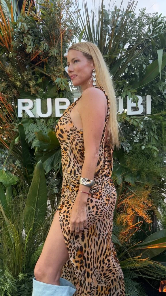 Nicole Neumann llevó un vestido animal print a un evento de Punta del Este