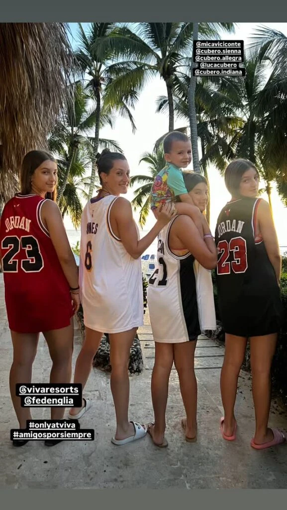 Sienna con sus hermanas y Mica Viciconte en Punta Cana