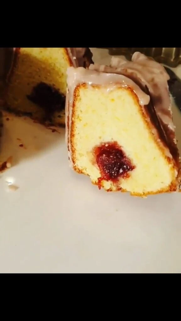 Budín húmedo de limón y ciruela