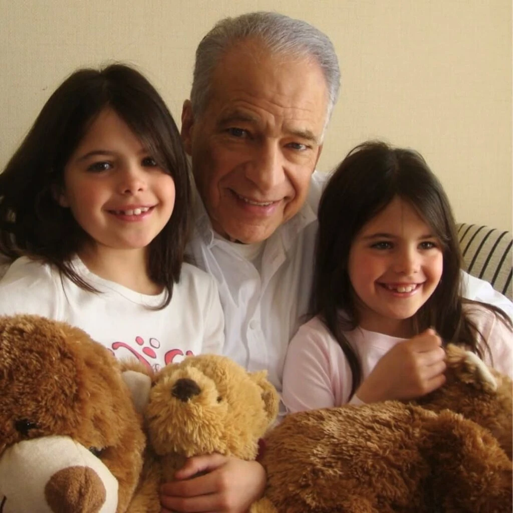 El saludo de Alberto Cormillot para sus nietas, las mellizas Abril y Zoe, que cumplen 25 años