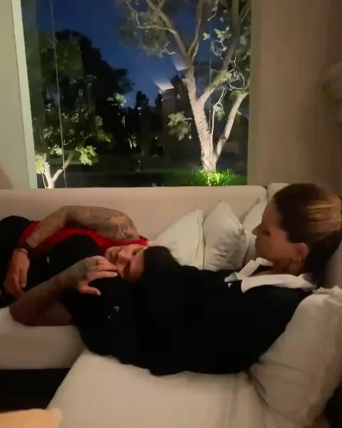 El futbolista y la actriz se grabaron con la canción "Si me dices que sí" de Camilo, Farruko y Reik. Fotos: Captura.