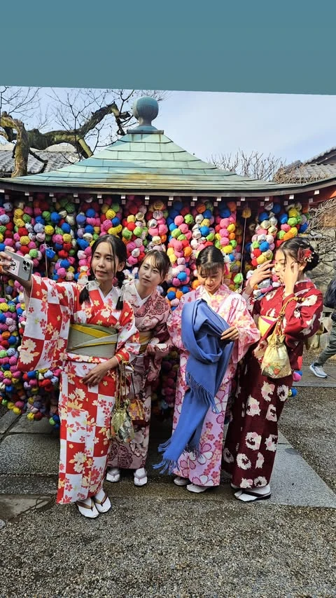 Benjamín Vicuña y Anita Espasansín se muestran muy enamorados en sus vacaciones en Japón