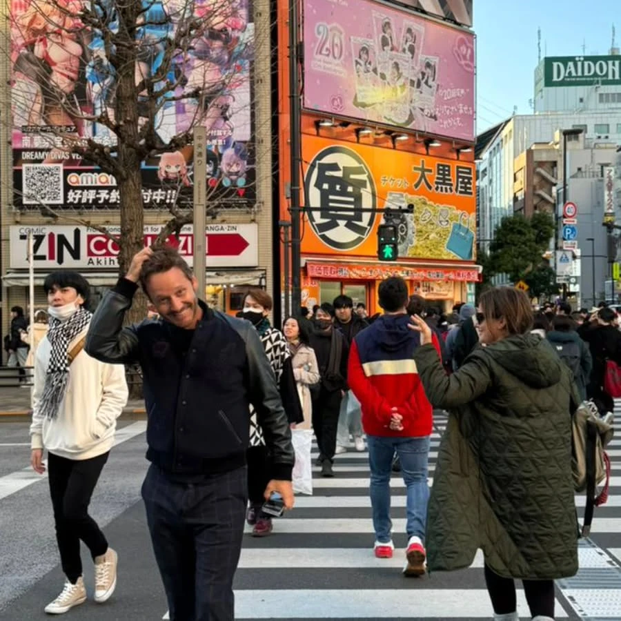Benjamín Vicuña paseado por Tokio