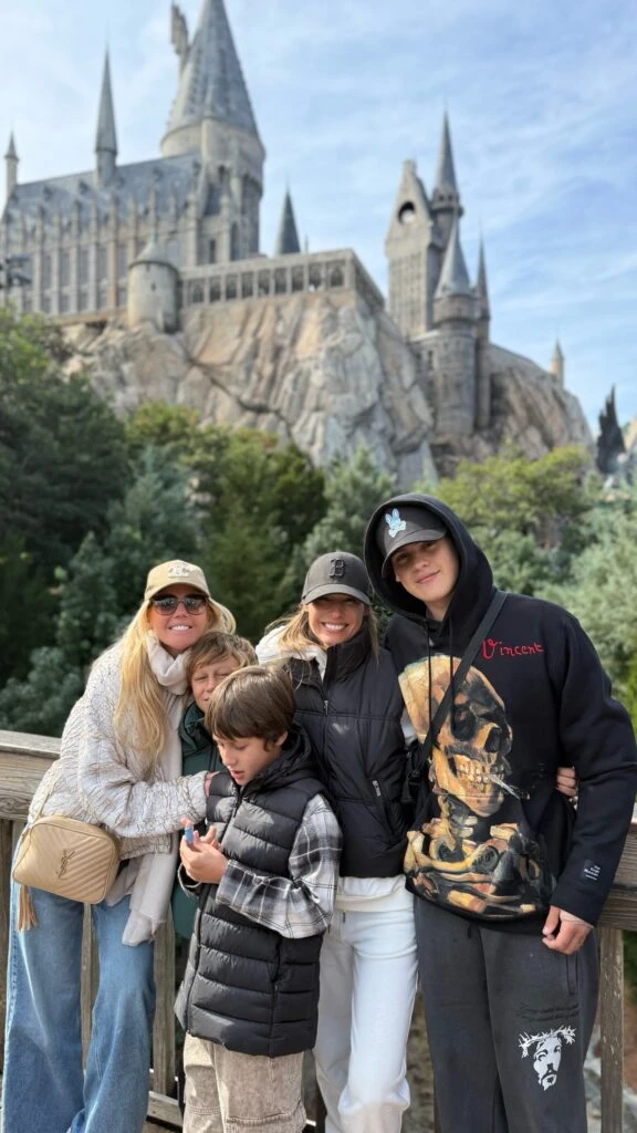 Pampita demostró que tiene la mejor compañía para sus viajes