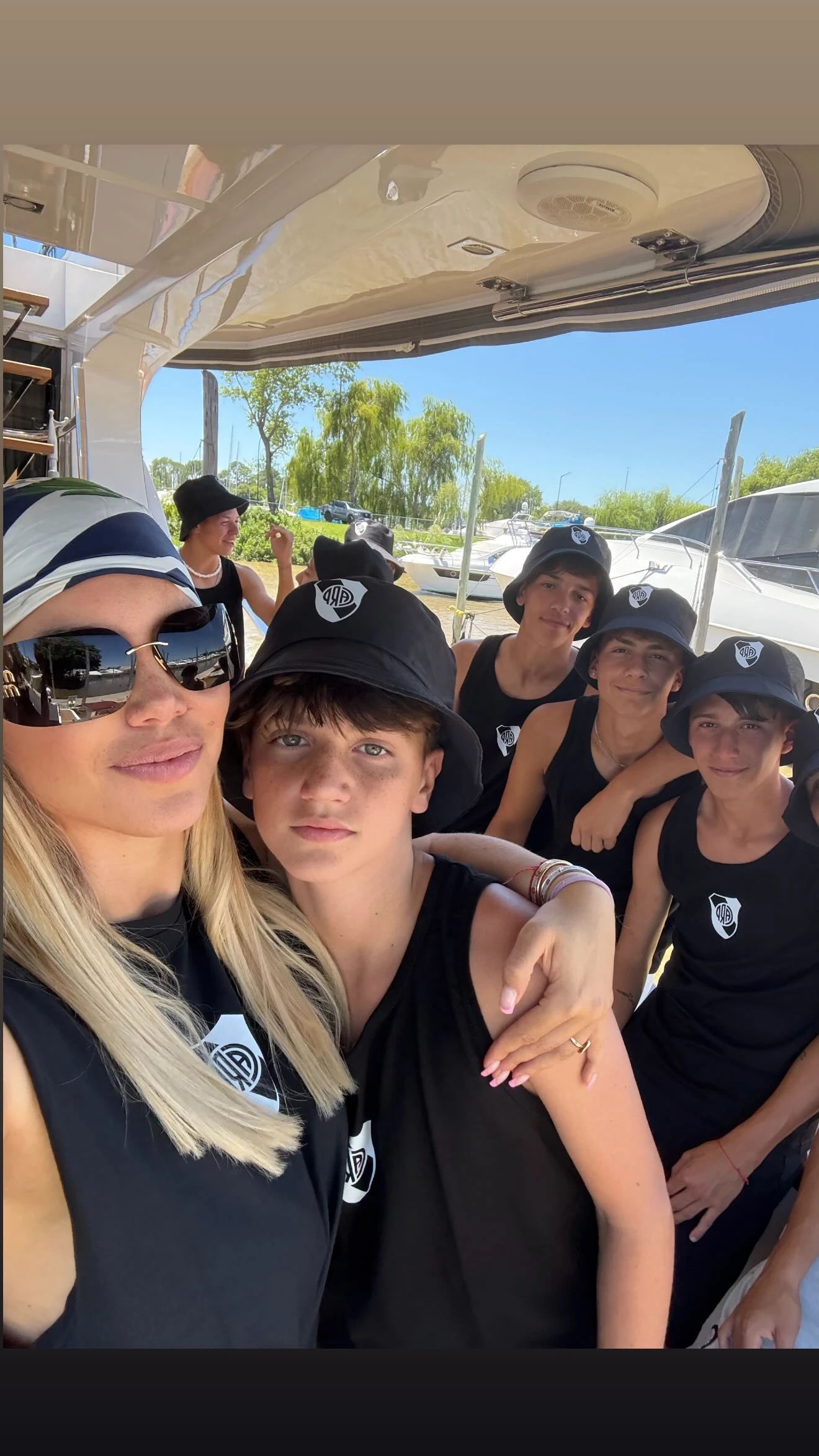 Wanda Nara junto a Valentino y sus amigos. Fotos: IG.