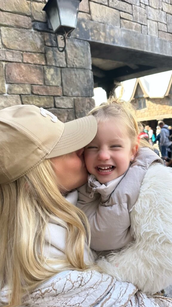 Pampita demostró que tiene la mejor compañía para sus viajes