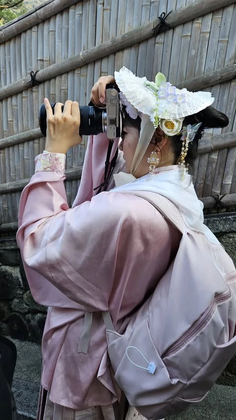 Benjamín Vicuña y Anita Espasansín se muestran muy enamorados en sus vacaciones en Japón