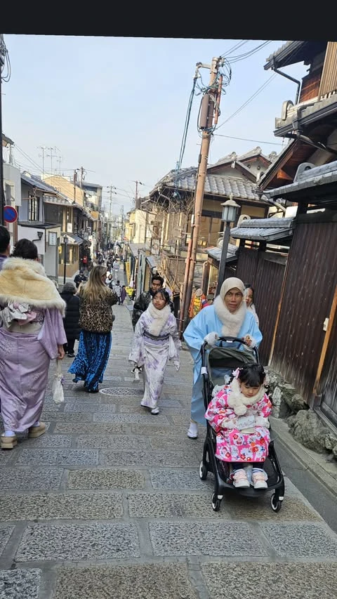 Benjamín Vicuña y Anita Espasansín se muestran muy enamorados en sus vacaciones en Japón