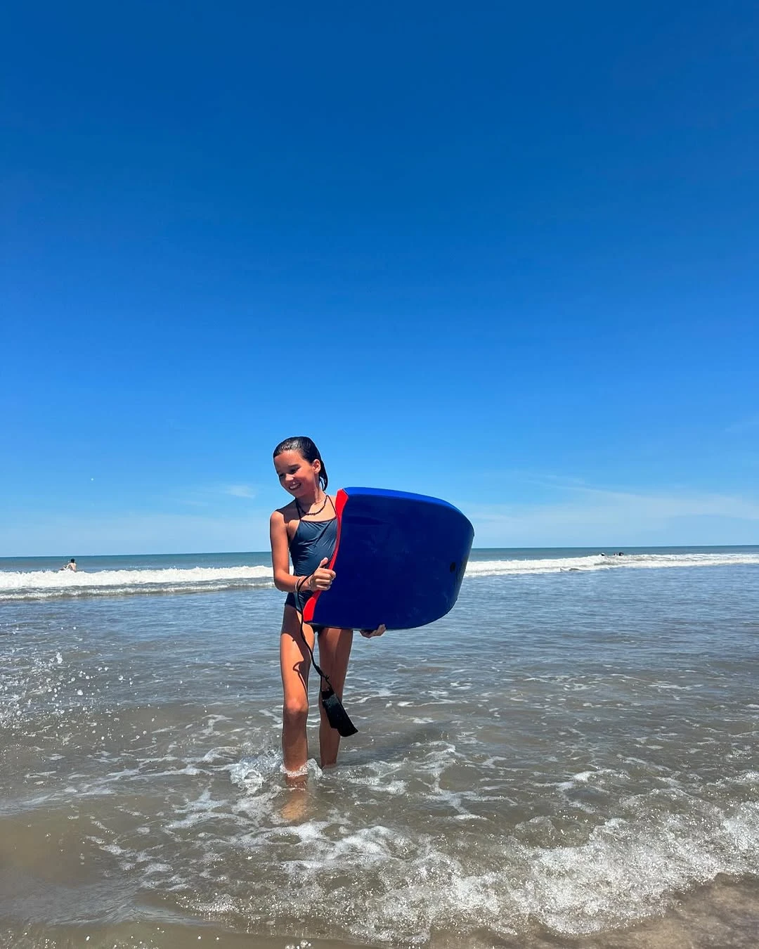 Las fotos de las relajadas vacaciones de Dolores Barreiro y su hija, Indra, en la playa