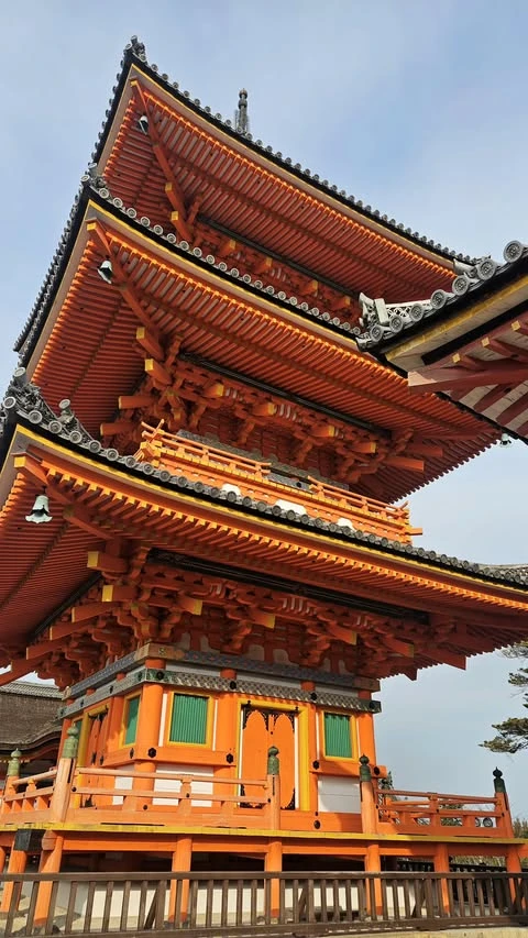 Benjamín Vicuña y Anita Espasansín se muestran muy enamorados en sus vacaciones en Japón