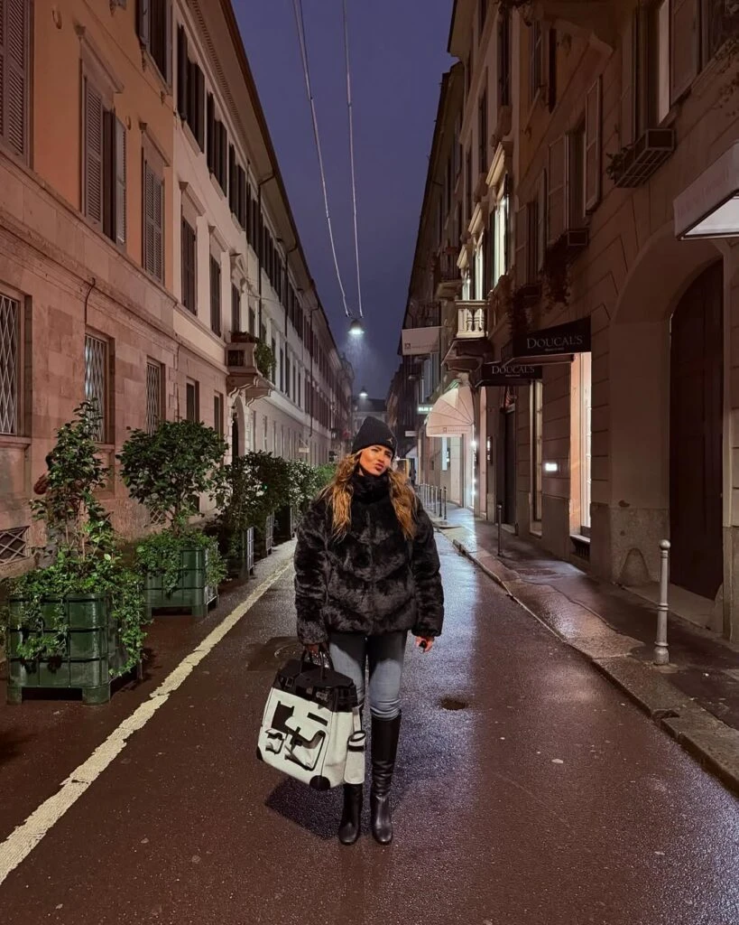 La China Suárez paseando por Milán con una tote bag Hermés. 