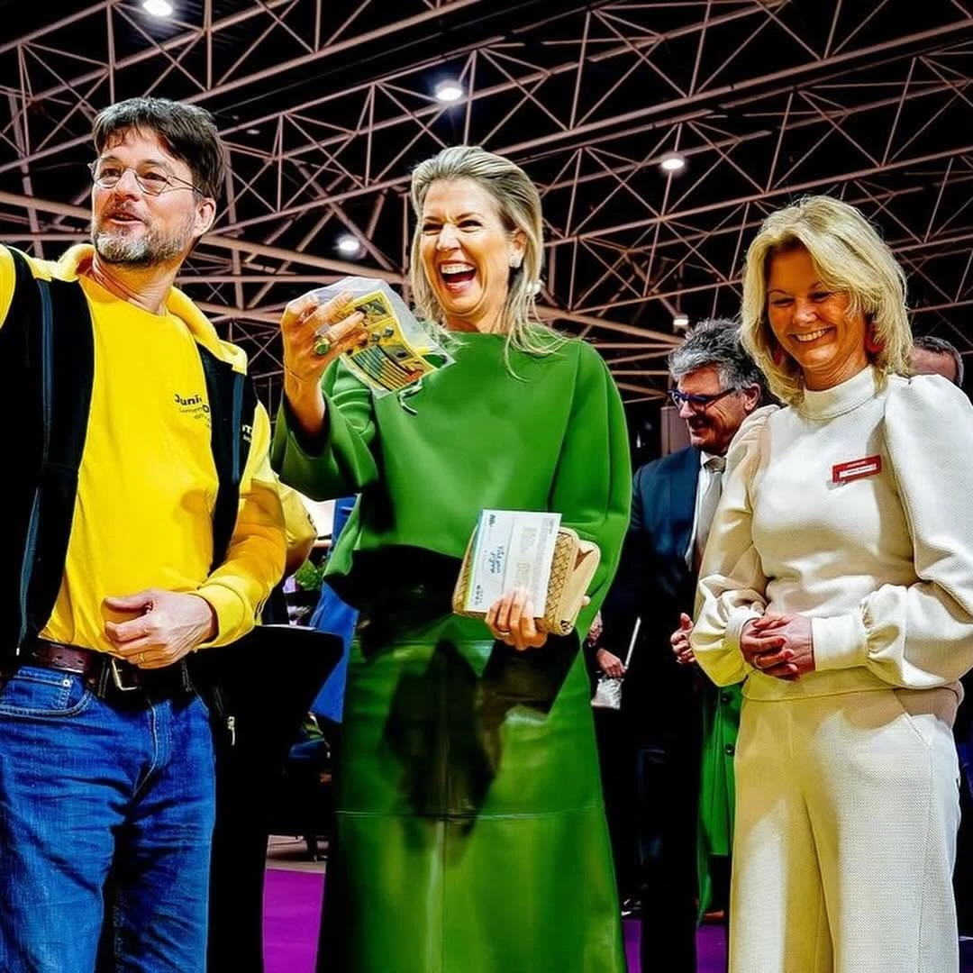 La reina cautivó con un elegante verde oliva. Fotos: IG.