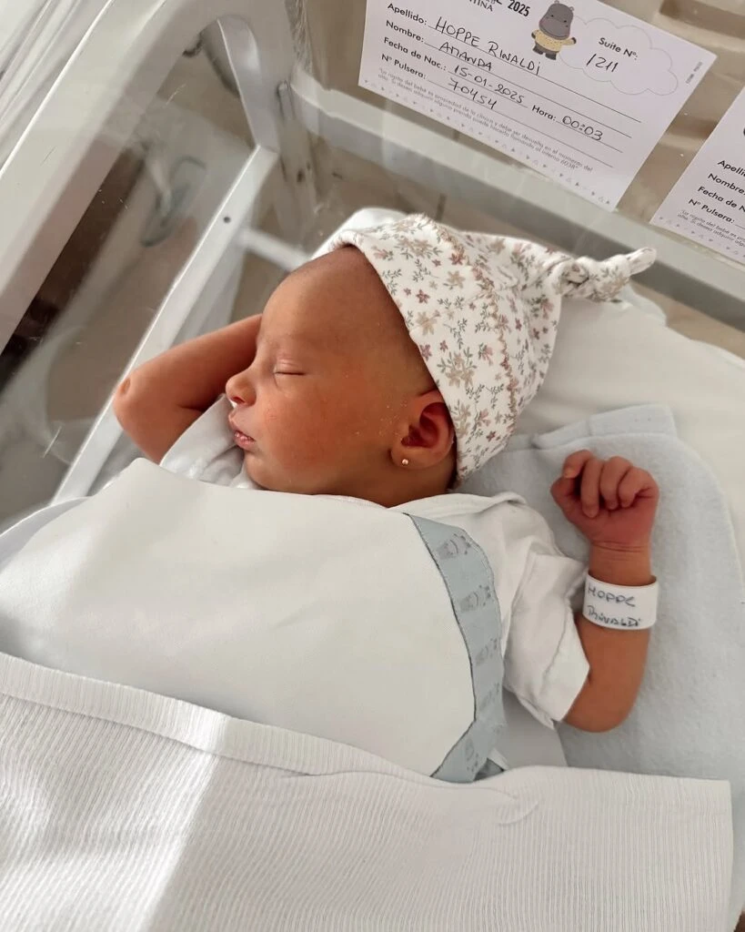 La beba nació el pasado 15 de enero. Fotos: IG.