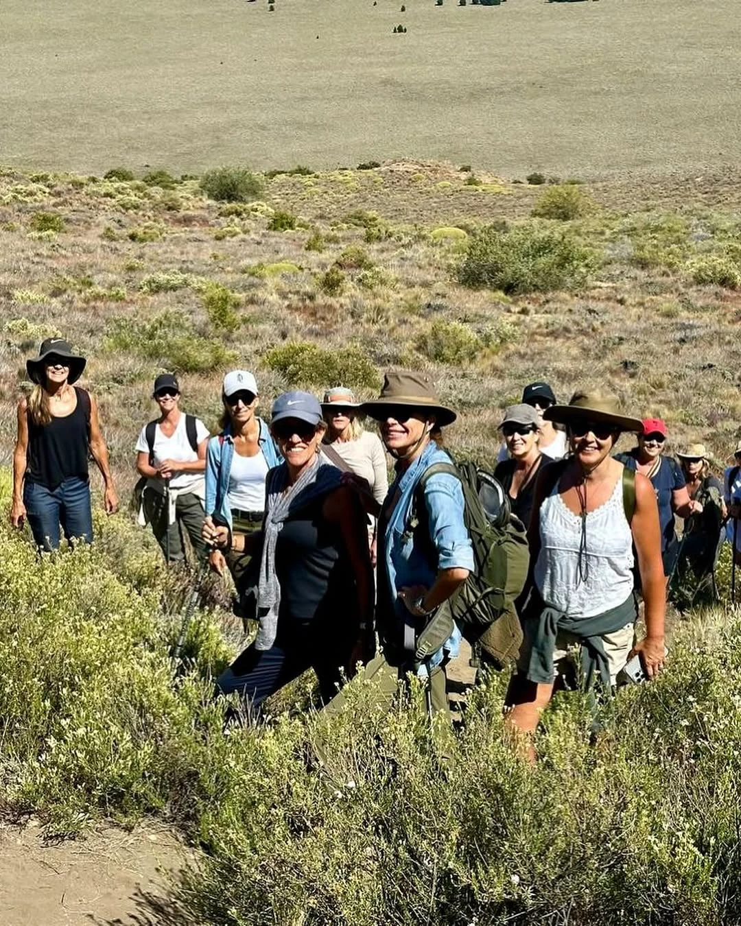 Juliana optó por una camisa de jean, sombrero y pantalones verdes. Fotos: IG.