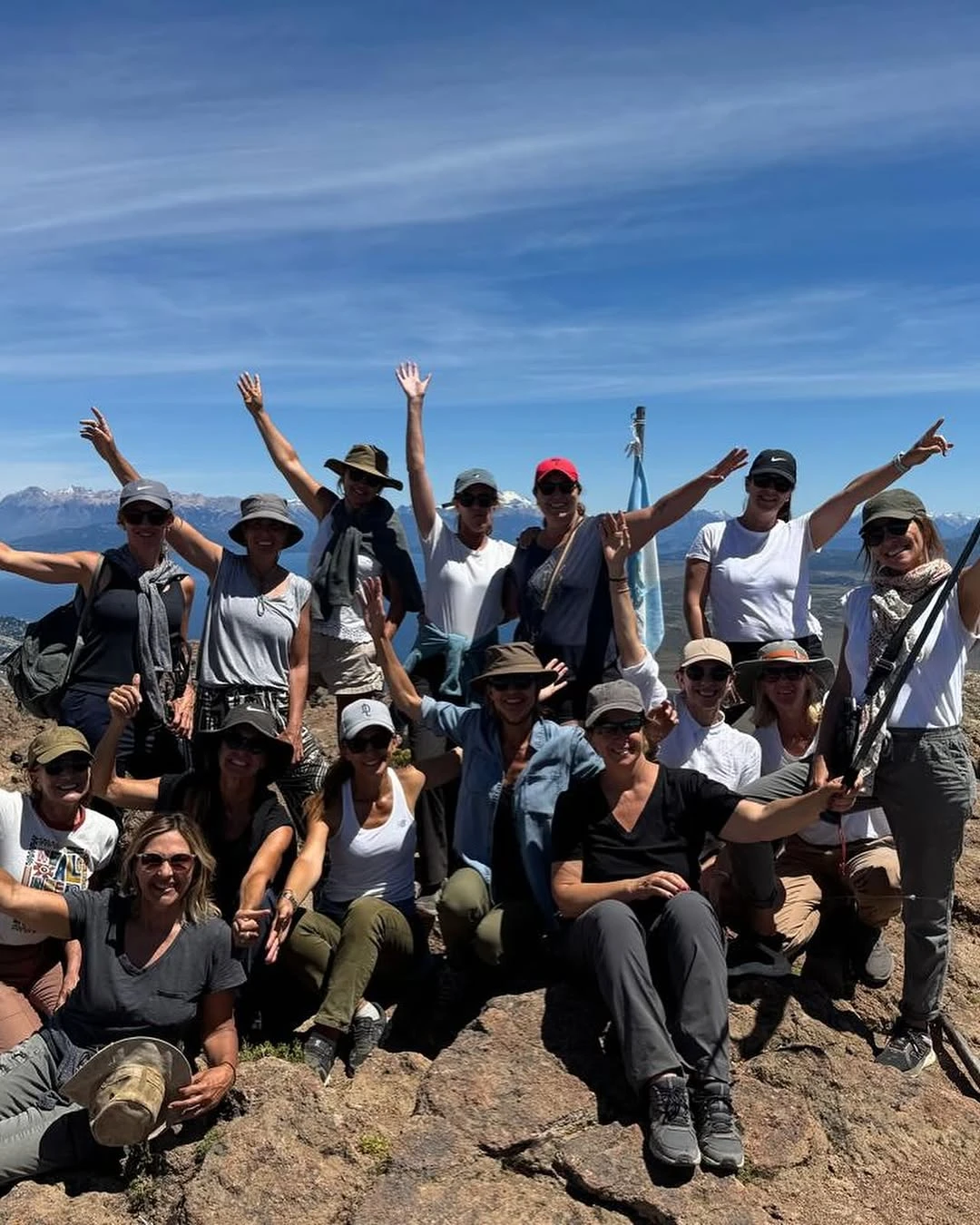 La empresaria y sus amigas se fotografiaron al llegar a la meta. Juliana Awada compartió las imágenes de esta travesía. Fotos: IG.