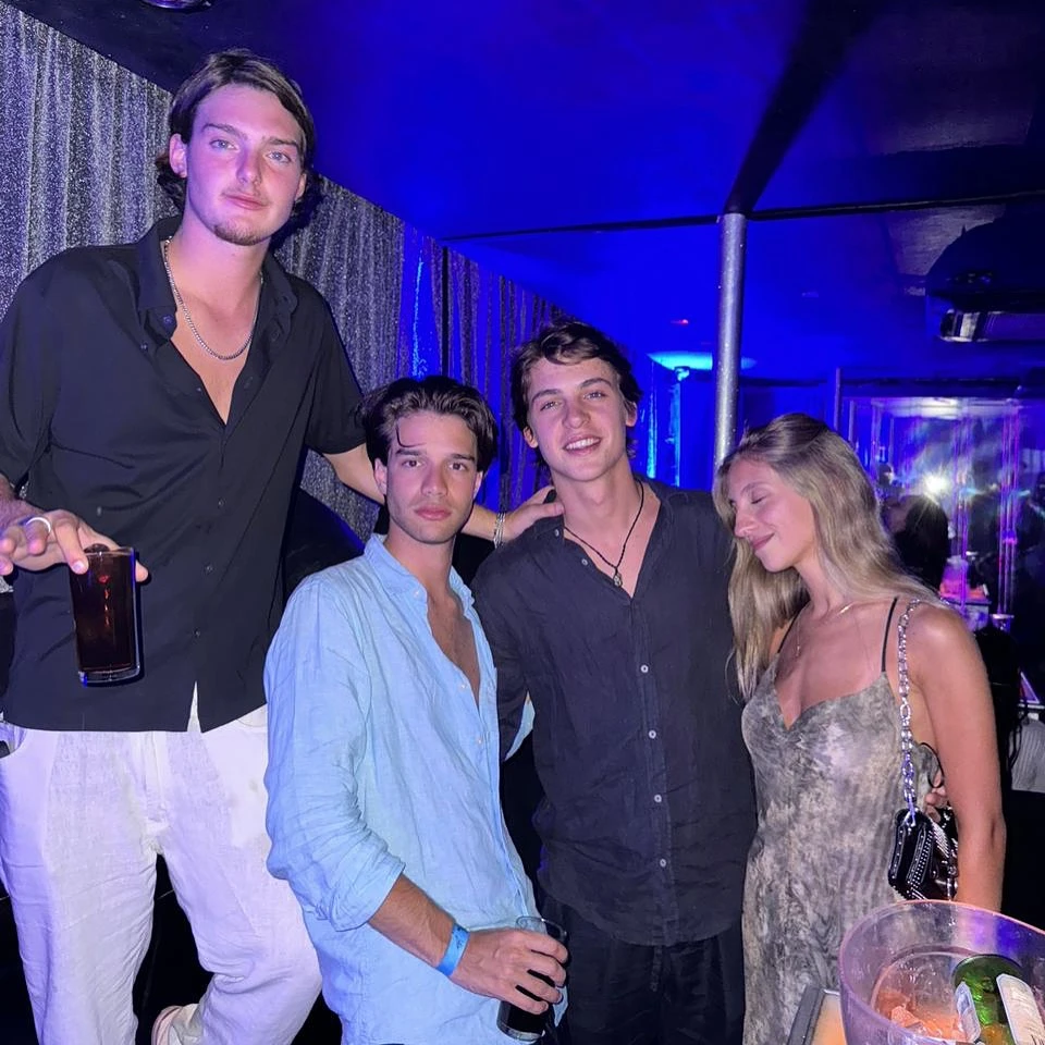 Benicio Gravier junto a Lola y unos amigos en un boliche de la ciudad. Fotos: IG.