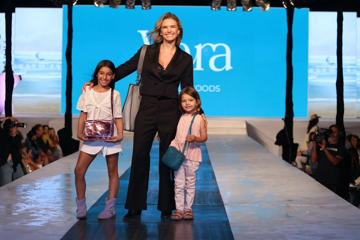 Sofia Zámolo desfiló con su hija Cali.