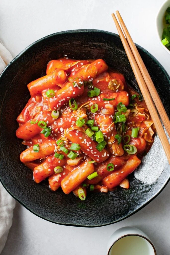 Tteokbokki: la receta del plato coreano hecho a base de pastel de arroz
