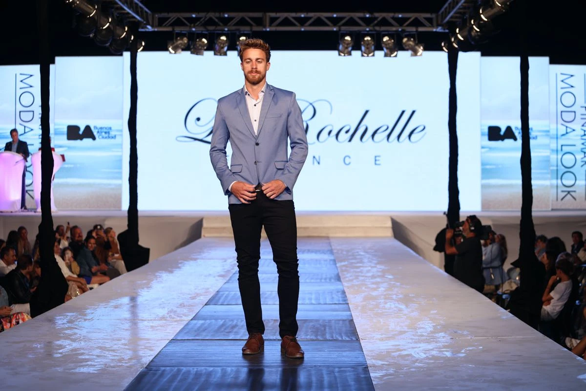 Stefano Di Aloy, el hijo de Yuyito González en pasarela. 