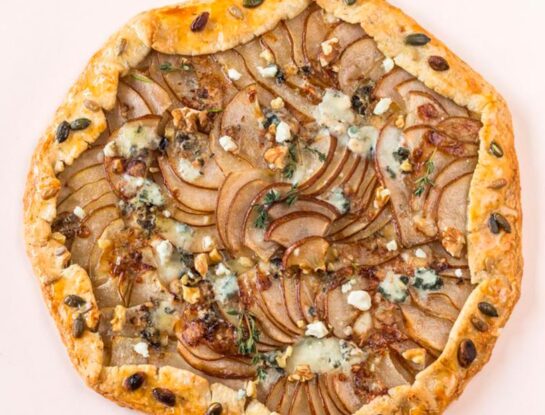 Tarta salada de pera y queso azul: la receta gourmet fácil que te resuelve la cena para una noche de calor