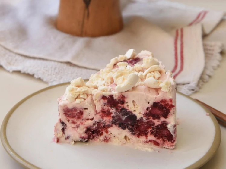 Torta helada con frutos rojos: la receta con crema y merenguitos de Estefi Colombo