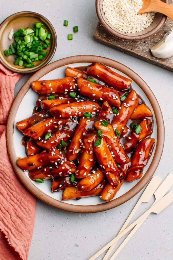 Tteokbokki: la receta del plato coreano hecho a base de pastel de arroz