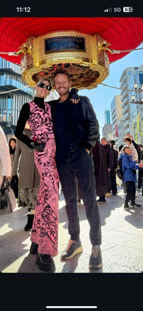 Anita Espasadin y Benjamín Vicuña están en Tokio.
