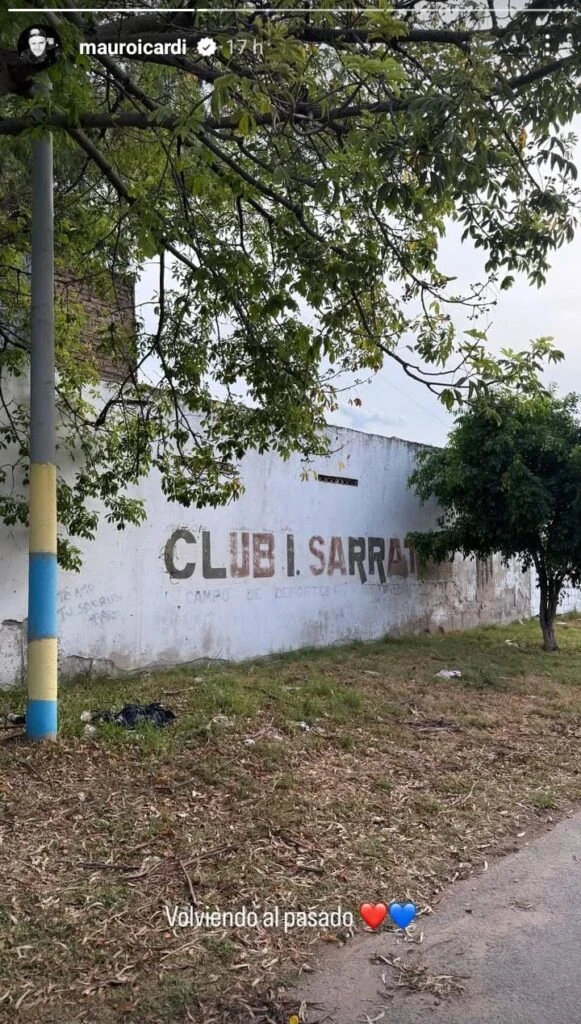 El futbolista la acompañó a conocer el club de sus inicios. Fotos: IG.