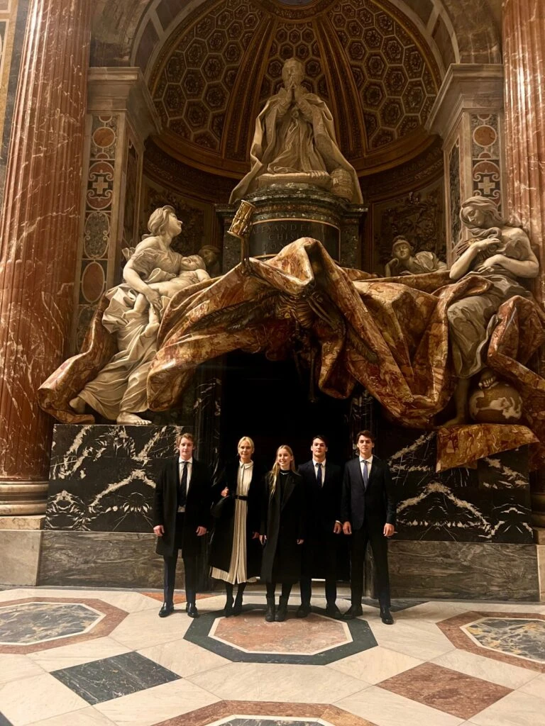 Valeria y su familia con el Papa