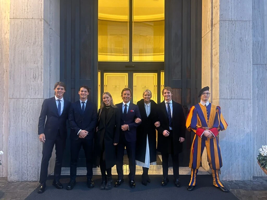 Valeria y su familia con el Papa