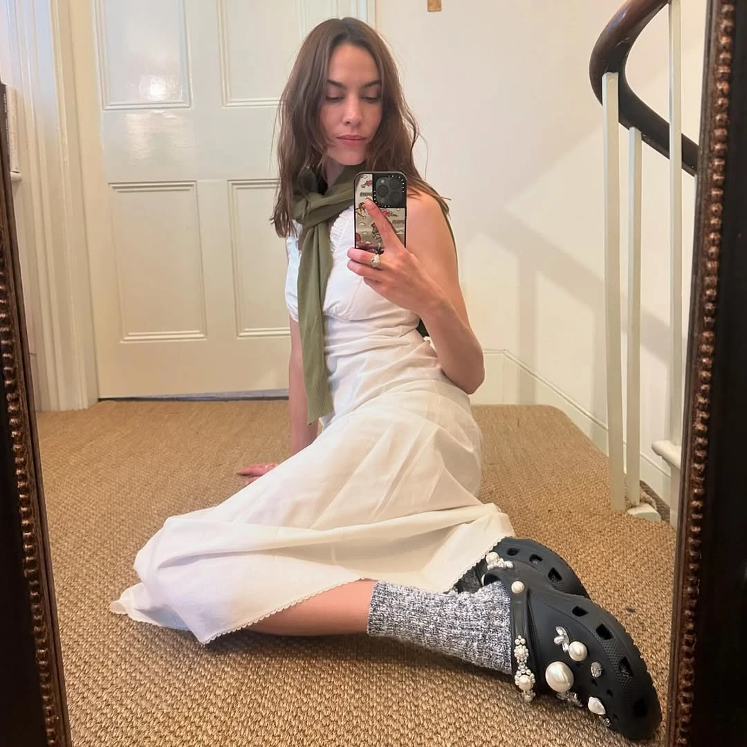 la bufanda fina, el accesorio vintage que se impone esta temporada