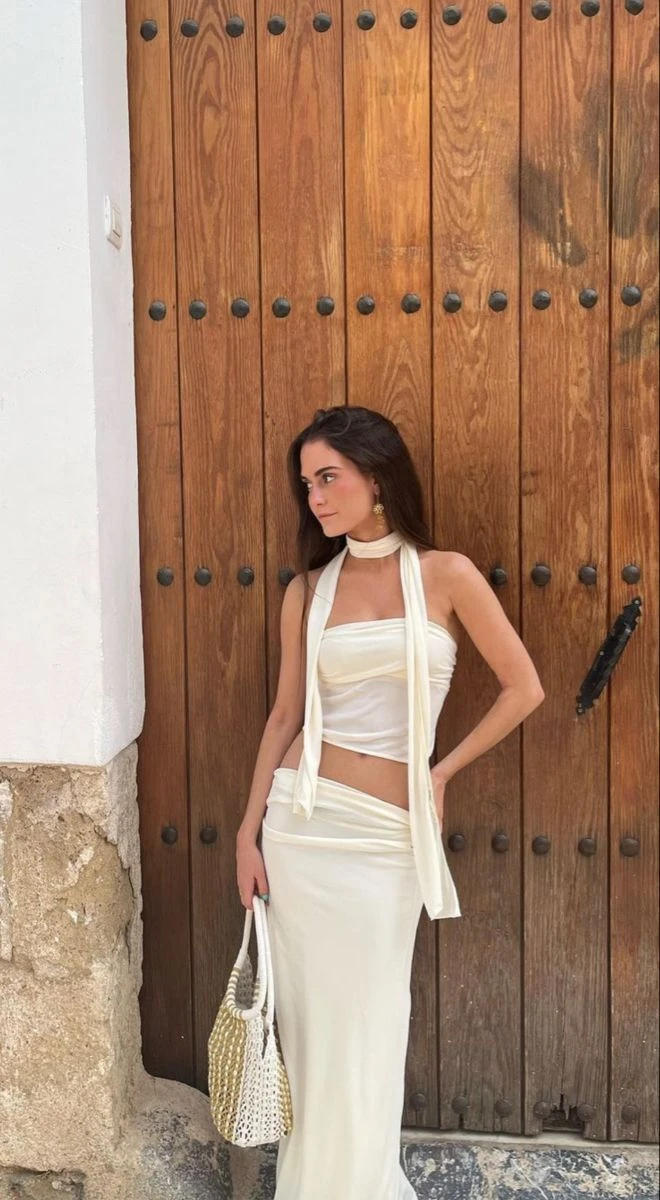 la bufanda fina, el accesorio vintage que se impone esta temporada