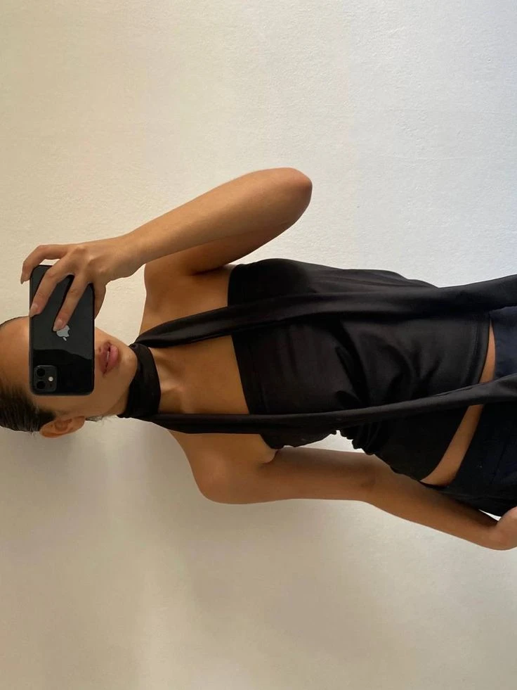 la bufanda fina, el accesorio vintage que se impone esta temporada