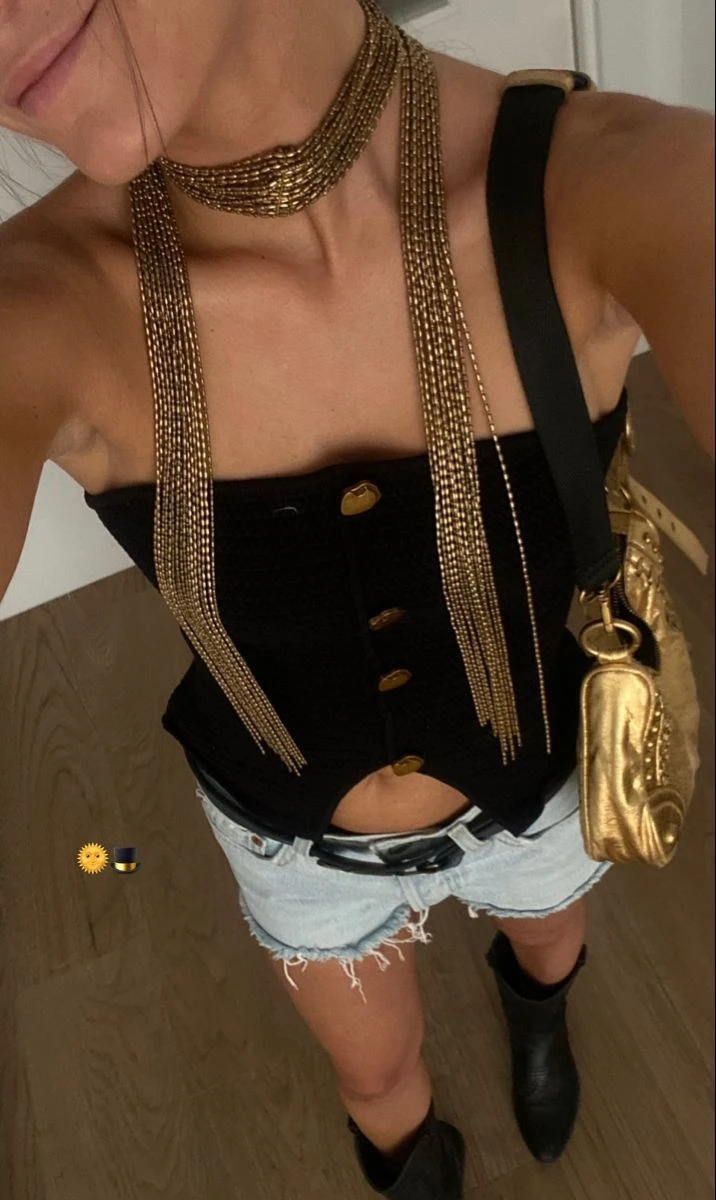 la bufanda fina, el accesorio vintage que se impone esta temporada