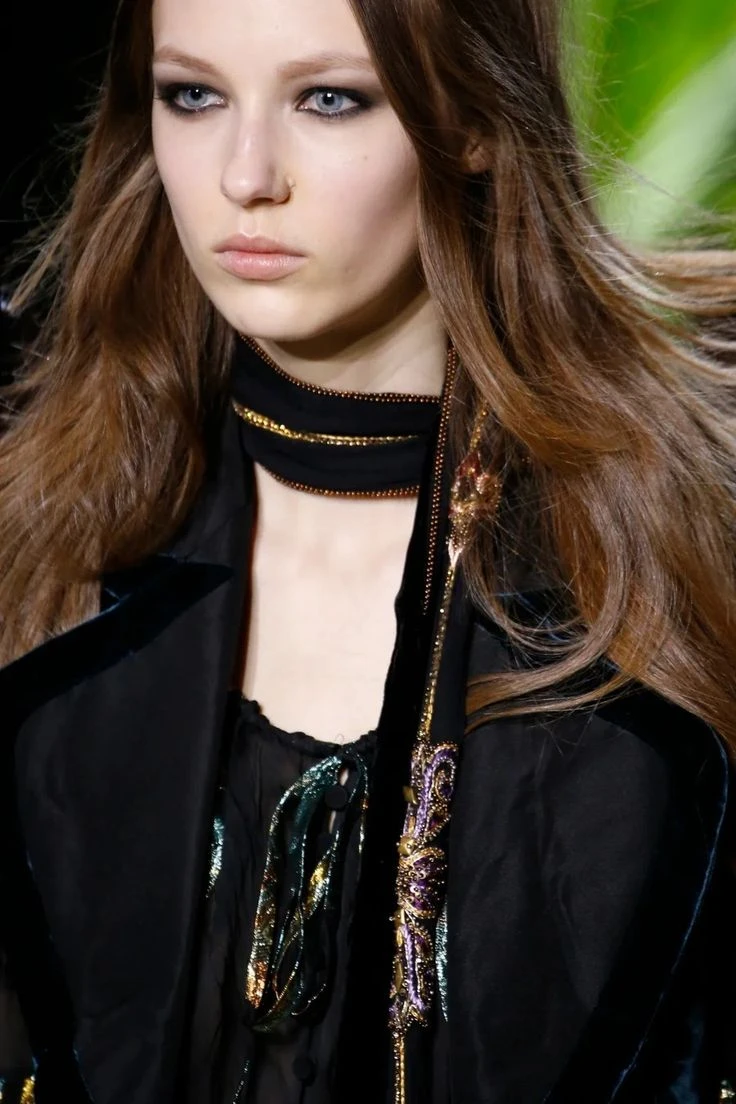 la bufanda fina, el accesorio vintage que se impone esta temporada