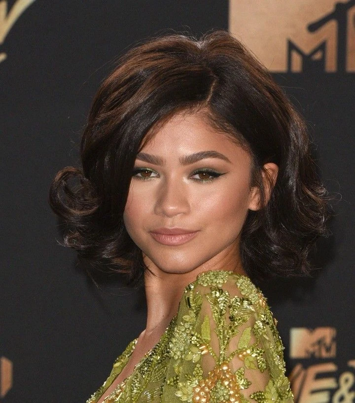 Ni lacio ni rulos: la tendencia en pelo 2025 es el "hair flip"