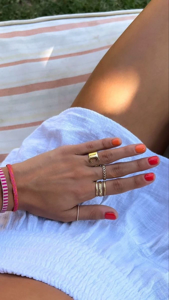 Uñas playeras: las manicuras que más se llevan el verano 2025