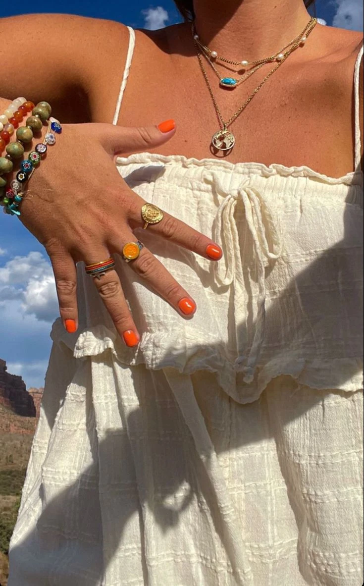 Uñas playeras: las manicuras que más se llevan el verano 2025