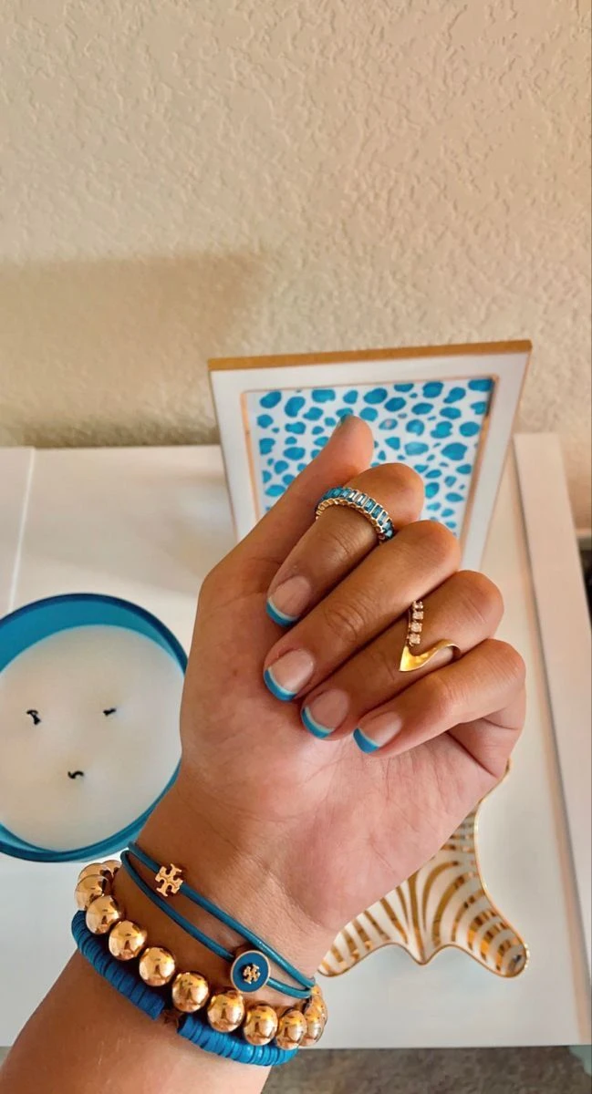 Uñas playeras: las manicuras que más se llevan el verano 2025