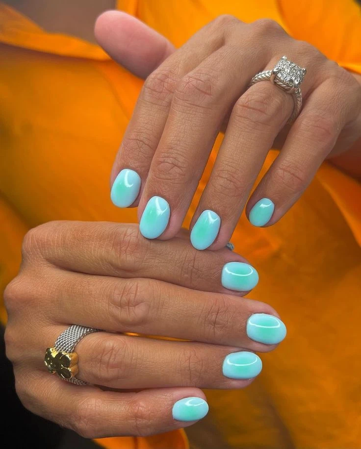 Uñas playeras: las manicuras que más se llevan el verano 2025