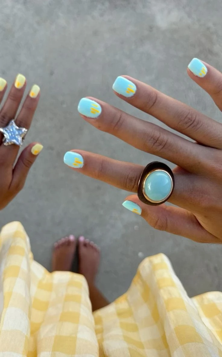 Uñas playeras: las manicuras que más se llevan el verano 2025