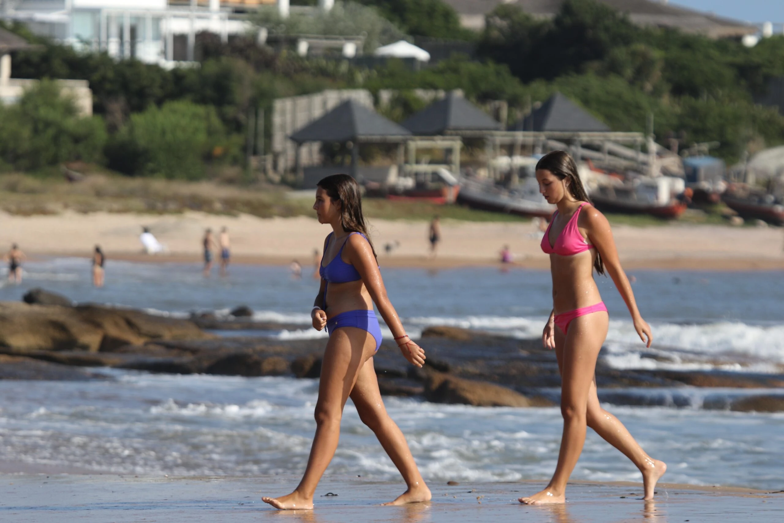 Sienna y Allegra salen del agua