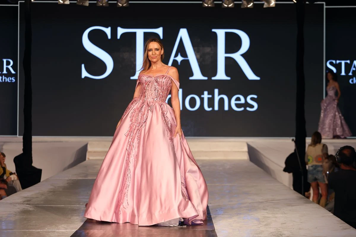 Soledad Villaruel llevó un vestido de fiesta de Star Clothes. 