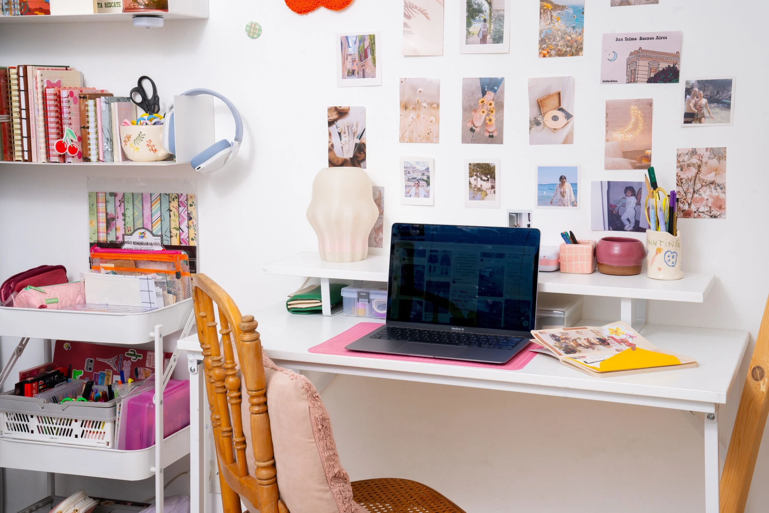 El estudio y área de home office, decorado con objetos creativos que inspiran.
