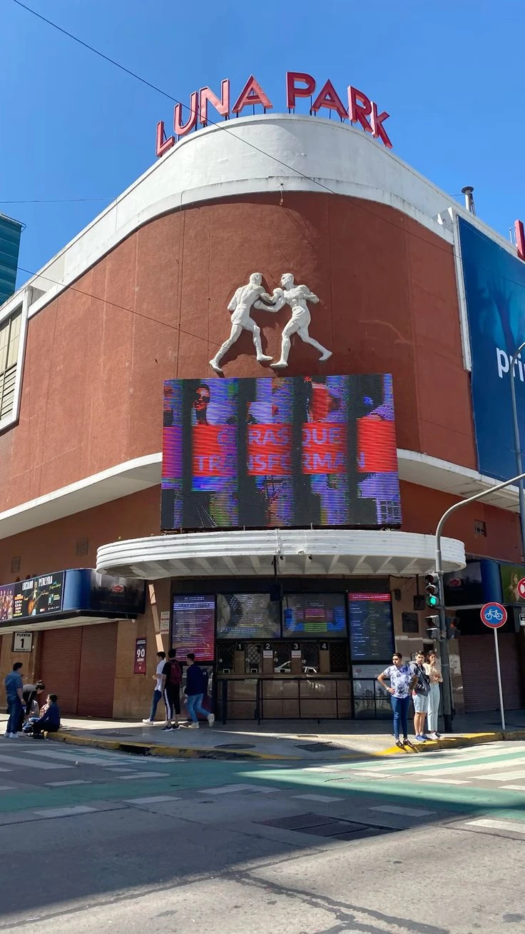 La icónica facha del estadio Luna Park.