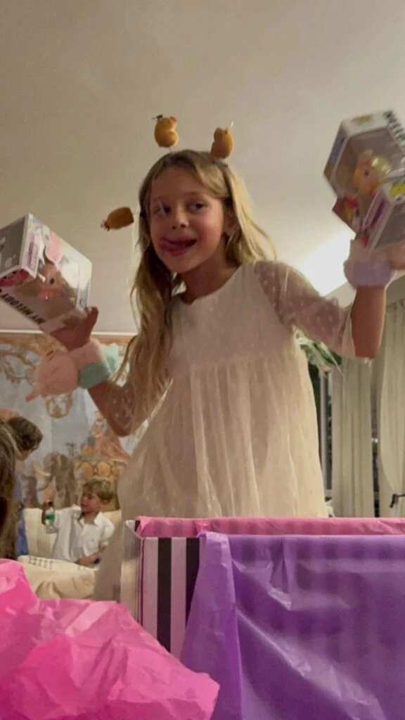 Magnolia abriendo regalos