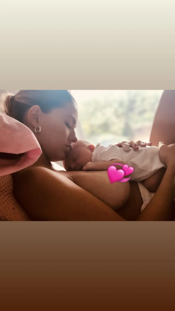 La China con Magnolia recién nacida