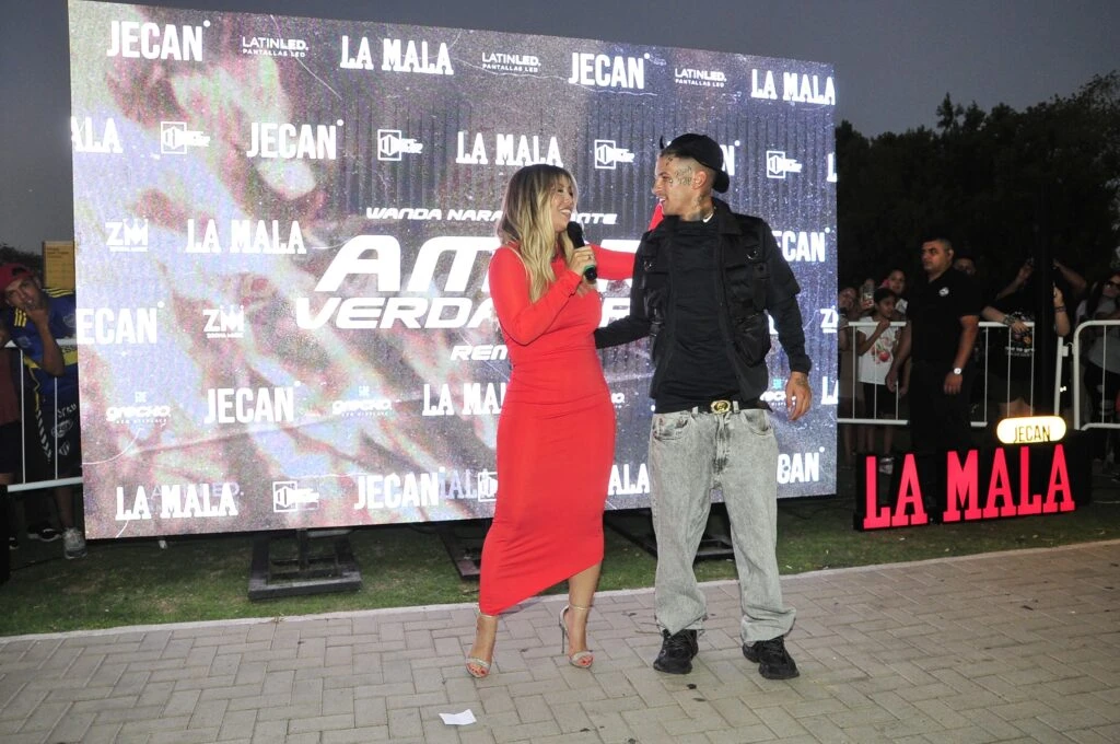 El look total red de Wanda Nara. Foto RS Fotos